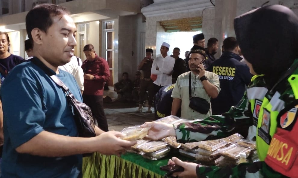 Ribuan Nasi Kebuli juga dibagikan kepada para pengunjung malam SELAWE yang disalurkan oleh elemen masyarakat. Foto: NUGres