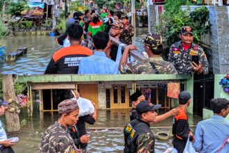 Gerakan Ansor Aksi Sosial Kedamean (GAASKEN) membagikan 500 paket buka puasa kepada warga terdampak banjir pada Selasa (4/3/2025), di Desa Boboh, Kecamatan Menganti, Gresik. Foto: dok PAC GP Ansor Kedamean/NUGres