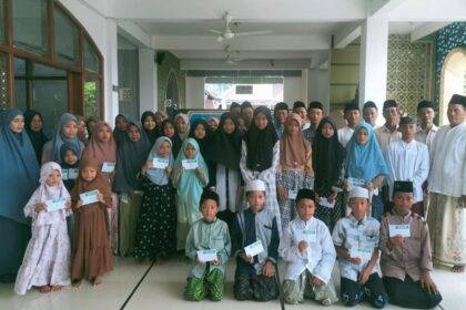 Semangat kepedulian melalui dukungan bagi para penghafal Al-Qur'a di Desa Lasem Kecamatan Sidayu Gresik, jadi momen inspiratif di sela kegiatan Bebuka Bersama di Masjid Jami' Darussalam Lasem. Foto: dok Takmir Masjid Jami' Darussalam Lasem/NUGres