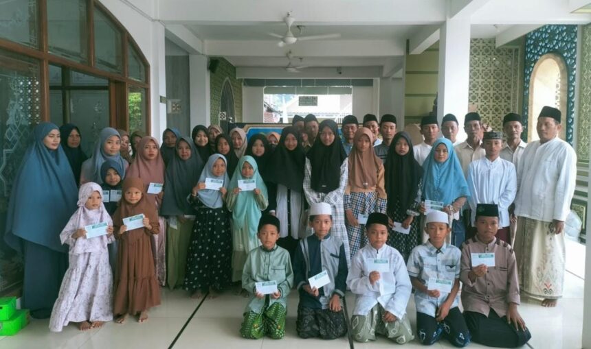 Semangat kepedulian melalui dukungan bagi para penghafal Al-Qur'a di Desa Lasem Kecamatan Sidayu Gresik, jadi momen inspiratif di sela kegiatan Bebuka Bersama di Masjid Jami' Darussalam Lasem. Foto: dok Takmir Masjid Jami' Darussalam Lasem/NUGres