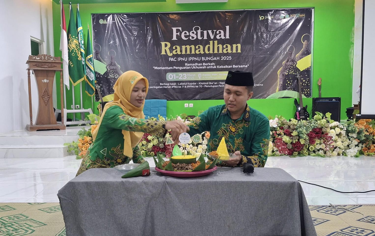 Pemotongan tumpeng sebagai wujud syukur atas suksesnya rangkaian kegiatan PAC IPNU IPPNU Bungah di bulan Ramadan 1446 Hijriah, sekaligus memperingati Hari Lahir IPNU ke-71 dan IPPNU ke-70. Foto: dok PAC IPNU IPPNU Bungah/NUGres