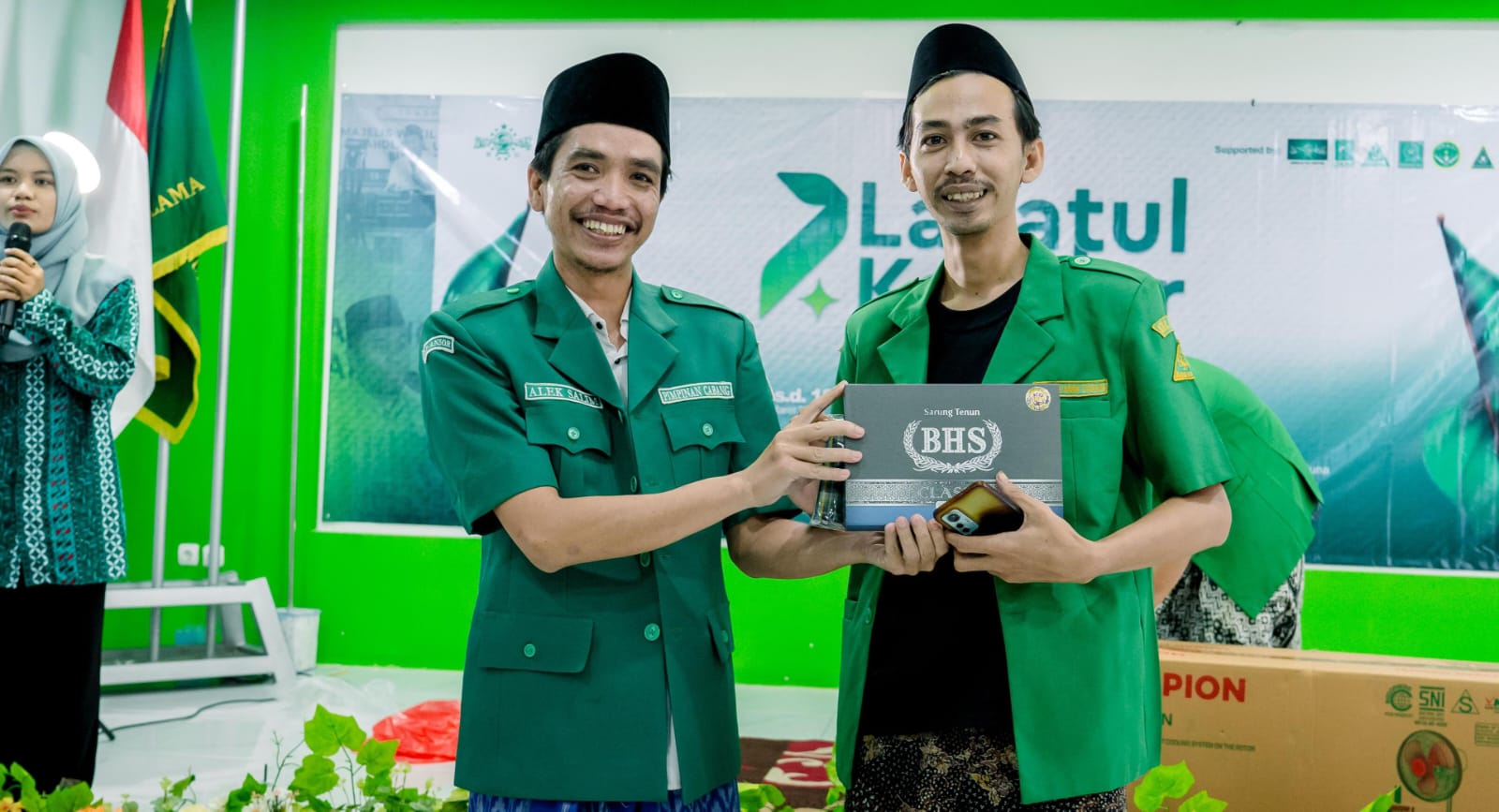 Ketua Panitia saat menyerahkan salah satu doorprize bagi para peserta Lailatul Kopdar MWCNU Bungah