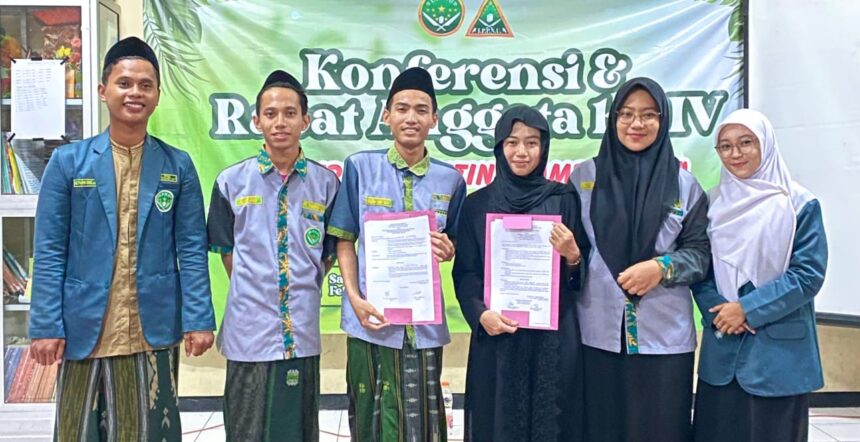 Ketua mandataris Pimpinan Ranting (PR) IPNU IPPNU Tambakrejo, rekan Mas'ud dan rekanita Fifi (tengah), hasil Konferensi ke-IV PR IPNU IPPNU Tambakrejo. Foto: dok PR IPNU IPPNU Tambakrejo/NUGres