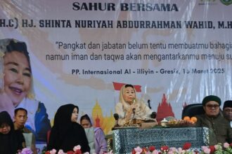 Di Pondok Pesantren Internasional Al Illiyin Desa Sumberwaru Kecamatan Wringinanom Kabupaten Gresik, Ibu Nyai Shinta Nuriyah melaksanakan Sahur Bersama Warga, Ahad (16/3/2025) dini hari. Foto: ist/NUGres