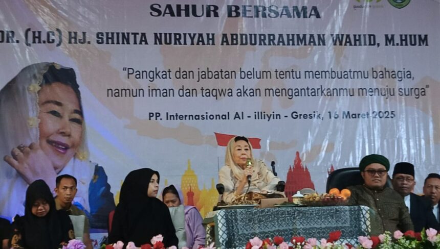 Di Pondok Pesantren Internasional Al Illiyin Desa Sumberwaru Kecamatan Wringinanom Kabupaten Gresik, Ibu Nyai Shinta Nuriyah melaksanakan Sahur Bersama Warga, Ahad (16/3/2025) dini hari. Foto: ist/NUGres