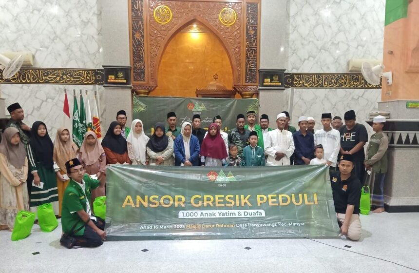 Pimpinan Anak Cabang (PAC) GP Ansor Manyar melaksanakan program Ansor Gresik Peduli dengan menyantuni anak yatim dan dhuafa. Foto: dok PAC GP Ansor Manyar/NUGres