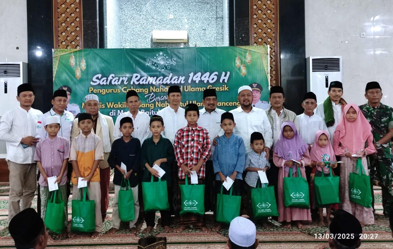 Dalam kegiatan ini juga diserahkan santunan kepada puluhan anak yatim. Foto: NUGres