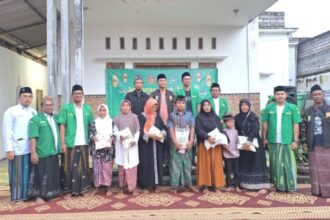 Penyerahan santunan kepada yatim dan dhuafa oleh Pimpinan Anak Cabang (PAC) GP Ansor Panceng. Foto: PAC GP Ansor Panceng/NUGres