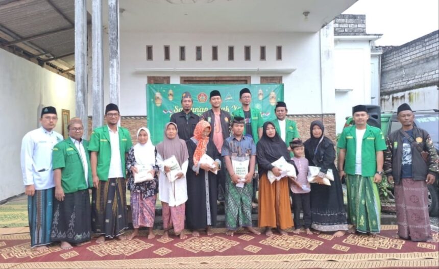 Penyerahan santunan kepada yatim dan dhuafa oleh Pimpinan Anak Cabang (PAC) GP Ansor Panceng. Foto: PAC GP Ansor Panceng/NUGres