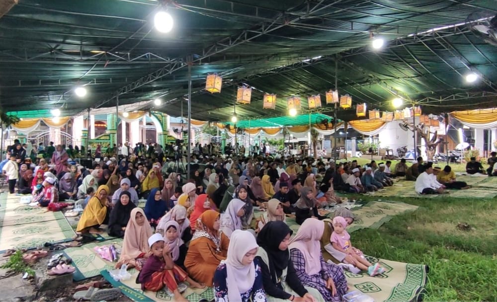 Ribuan pengunjung dari berbagai daerah dengan khidmat mengikuti rangkaian acara Semarak 500 Tahun Sanggring Gumeno. Foto: NUGres