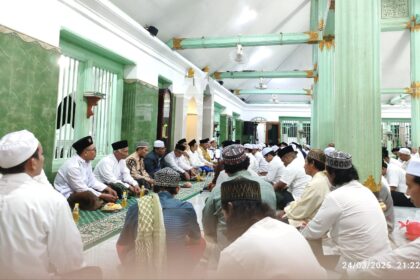 TRADISI MALAM SELAWE: Ribuan jamaah dengan khidmat mengikuti munajat kepada Allah Swt di Masjid Besar Ainul Yaqin Sunan Giri Gresik, pada Senin (24/3/2025) malam, melalui pembacaan 1.000 kali Surat Al Ikhlas. Kegiatan ini menjadi ikhtiar Pemerintah Kabupaten Gresik bersama masyarakat menghidupkan kembali nilai-nilai spiritual yang esensi dalam sejarah Malam Selawe. Foto: NUGres