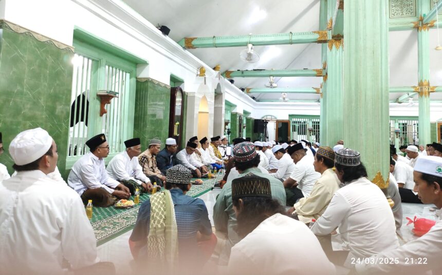 TRADISI MALAM SELAWE: Ribuan jamaah dengan khidmat mengikuti munajat kepada Allah Swt di Masjid Besar Ainul Yaqin Sunan Giri Gresik, pada Senin (24/3/2025) malam, melalui pembacaan 1.000 kali Surat Al Ikhlas. Kegiatan ini menjadi ikhtiar Pemerintah Kabupaten Gresik bersama masyarakat menghidupkan kembali nilai-nilai spiritual yang esensi dalam sejarah Malam Selawe. Foto: NUGres