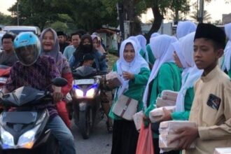 Penuh dengan semangat, Pimpinan Anak Cabang (PAC) Fatayat Nahdlatul Ulama di Kecamatan Cerme Gresik bagikan takjil hingga salurkan parsel dari Gus Yani. Foto: dok PAC Fatayat NU Cerme/NUGres